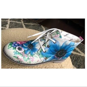 Goby Flowers Hayward Ankle Boot size 40 / US 10